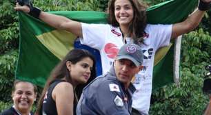 Campeã do XFCi 9 é festejada em carro dos Bombeiros em MG