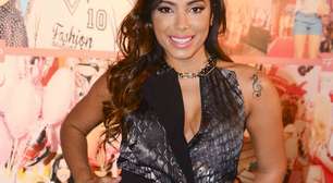 Com decotão, Anitta desfila em evento fashion infantil