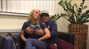 Olha a Mão de Deus aí! Maradona apalpa seios de namorada
