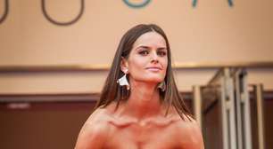 Bem na foto? Iza Goulart se atrapalha com fenda do vestido