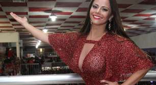 Vivi Araújo erra com macacão "salsicha", vermelho e justo