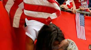 Maior artilheira dos EUA comemora título com beijo em esposa