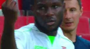 Ganês mostra dedo ao sofrer racismo na Rússia e... é expulso