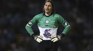 Sem frescura! Goleiro come hambúrguer atirado por torcedor