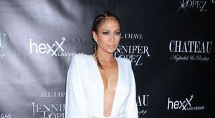 Poderosa! Jennifer Lopez abusa do decote em festa noturna