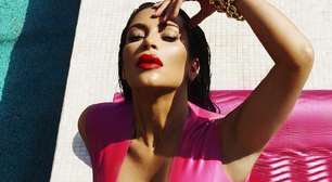 Só no decote! Kim Kardashian posa com vestido justo de látex