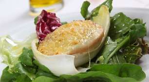Salada de pera recheada com fonduta de gorgonzola em folhas