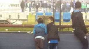 A comovente história do menino sem perna que emprestou muleta para amigo ver futebol