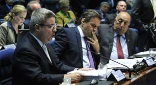 Aécio diz a Dilma que "voto não é salvo-conduto"