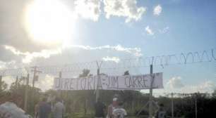 Protesto no CT do Corinthians tem 'Jim Carrey' e cachaça