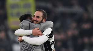 Higuaín marca, e Juve vence 1ª com Napoli em jogo polêmico