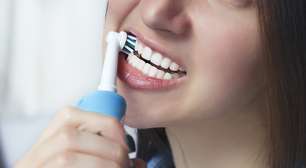 Escova de dentes elétrica ou convencional: qual é melhor?