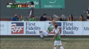 Cobrança de lateral ninja é assistência para golaço de bicicleta