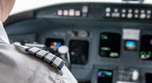 Piloto faz homenagem a milionésima passageira durante voo