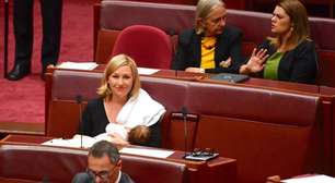 Deputada australiana amamenta durante sessão no Parlamento e gera debate sobre direito das mulheres