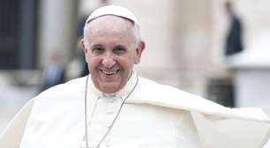 Somente sete mulheres podem usar branco ao lado do Papa