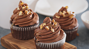 Cupcake de chocolate com nozes no micro-ondas