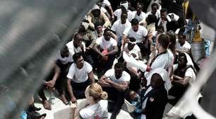 Navio com refugiados rejeitados pela Itália chega à Espanha