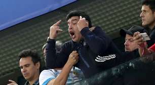 Maradona mostra dedo do meio ao celebrar gol da Argentina