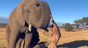 Grazi Massafera faz safári com a filha e posa com elefante