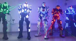 Em SP, empresa oferece robôs de LED reais para animar festas