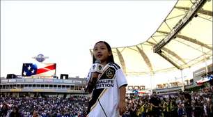 Garotinha de 7 anos surpreende Ibra e jogadores do LA Galaxy ao cantar hino americano