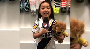 Parabéns Ibra! Garotinha cantora do jogo dos Galaxy presenteia Ibrahimovic com "Parabéns pra Você"