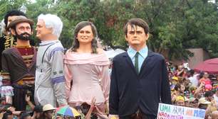 Boneco de Bolsonaro desfila em Olinda sob vaias