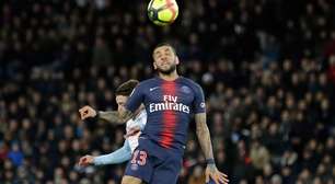 Daniel Alves machuca o joelho pelo PSG e será cortado da Seleção