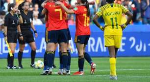 Espanha sofre, mas vira sobre África do Sul com 2 pênaltis