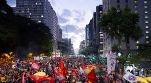 Manifestantes ocupam as 2 faixas da Paulista em protesto