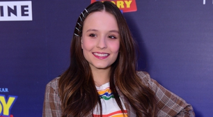 Larissa Manoela ensina a usar presilha de cabelo dos anos 90