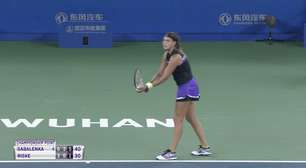 TÊNIS: WTA Wuhan: Sabalenka bate Riske (6-3, 3-6, 6-1)