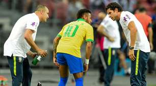 Neymar volta a Paris e começa tratamento após lesão; ele ficará fora por quatro semanas