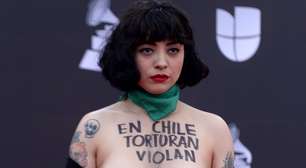 Topless de protesto de cantora chilena Mon Laferte revoluciona tapete vermelho do Grammy