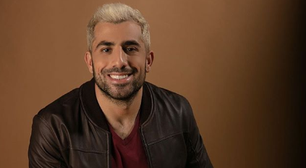 Kaysar Dadour curte pré-Carnaval com fantasia de Flintstones