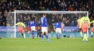 Jesus marca no fim, City vence e se distancia do Leicester
