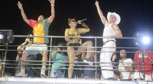 Em Salvador, Anitta dança com gringo que conheceu no Tinder