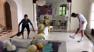 Djokovic mostra criatividade no isolamento e joga com frigideira na sala da sua casa