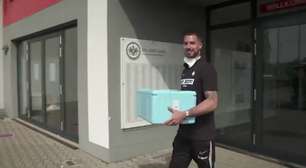 Bundesliga: Kevin Trapp participa de ação de entrega comida