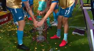 Zenit é campeão, capitão exagera e quebra troféu na festa