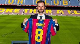 Pjanic é apresentado no Barcelona, recebe camisa usada por Iniesta e elogia Messi