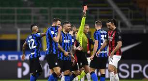 Ibra marca e é expulso, Inter vira sobre Milan e vai à semi