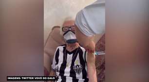 ATLÉTICO-MG: Vacinada! Vovó do Galo toma a primeira dose da vacina contra o Covid-19