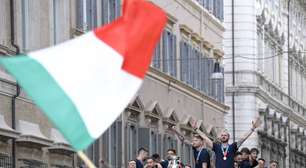 Seleção italiana celebra título da Euro com desfile em Roma