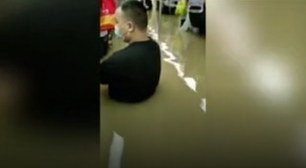 Enchente na China: passageiros contam como escaparam de inundação em metrô que matou 12
