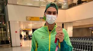 Bronze, Scheffer traz medalha no bolso em retorno ao Brasil