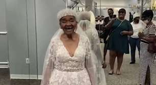 Idosa arranca sorrisos ao usar vestido de noiva pela 1ª vez