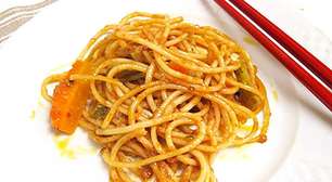 Espaguete com molho de anchovas e tomates