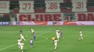 SÃO PAULO: Vacilo? Volpi sai do gol para cortar, mas deixa a bola passar e Pikachu marca para o Fortaleza